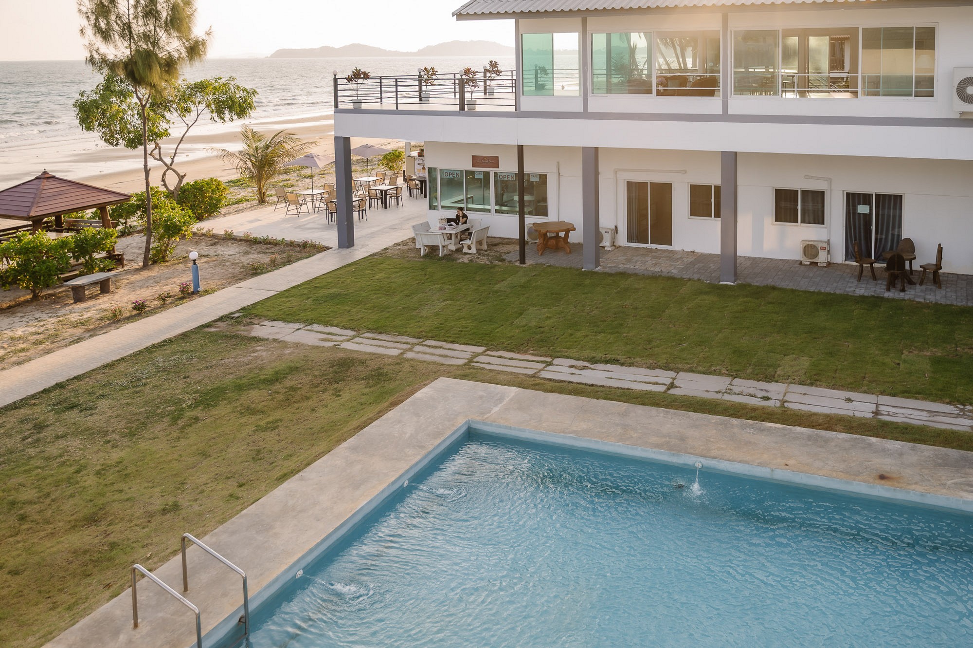 Beach Pool & Kids Pool